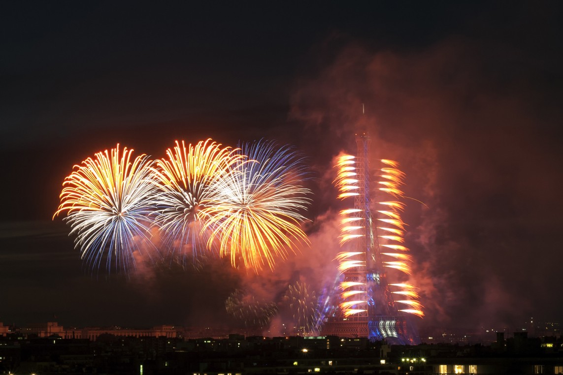 Photo of fireworks over the Eiffel Tower