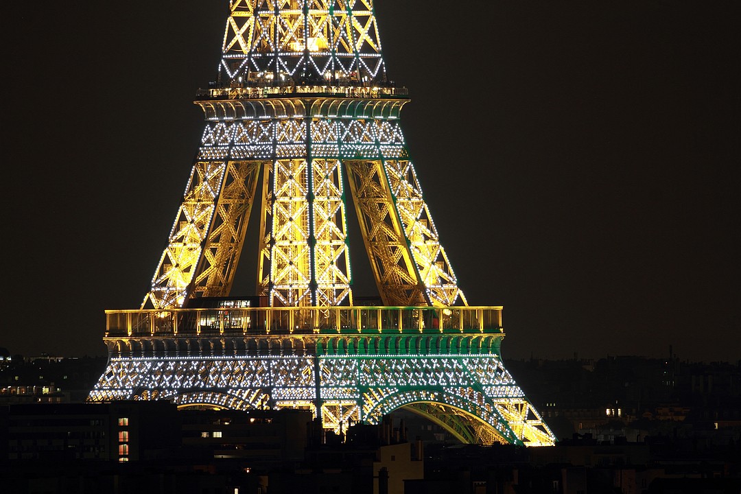 Photo of fireworks over the Eiffel Tower