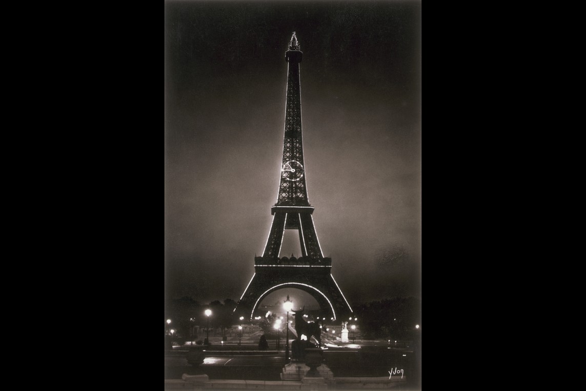 Slideshow of the illuminated Eiffel Tower