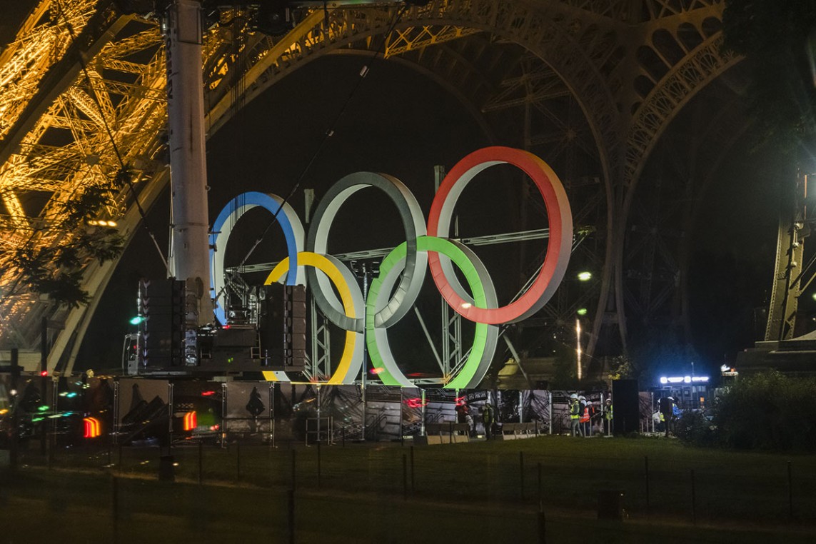 Photo of the installation of the rings on the Eiffel Tower
