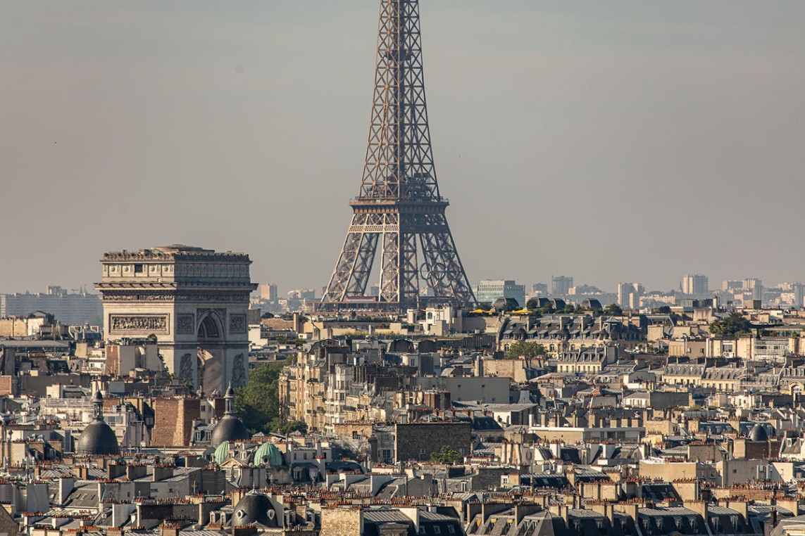 Photo of the installation of the rings on the Eiffel Tower