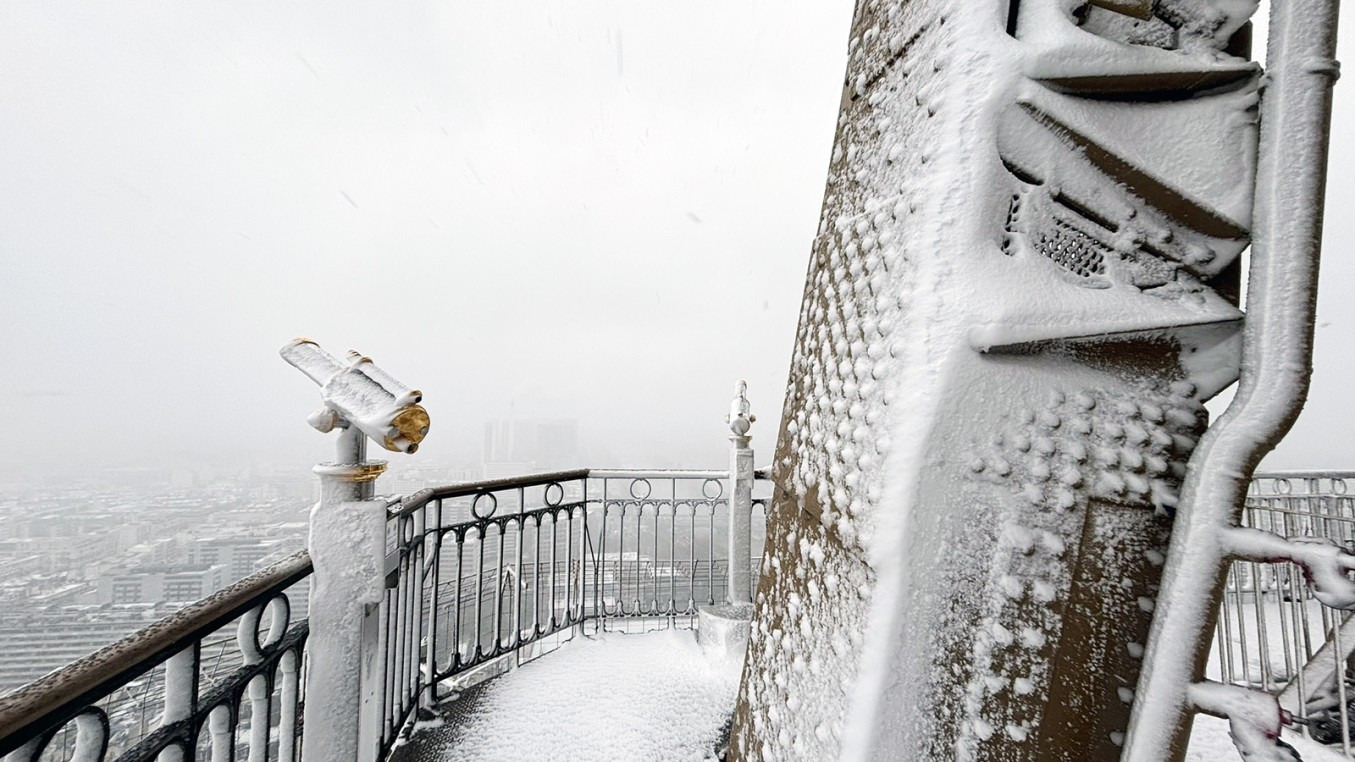 Eiffel Tower Snow Nov 2024 2